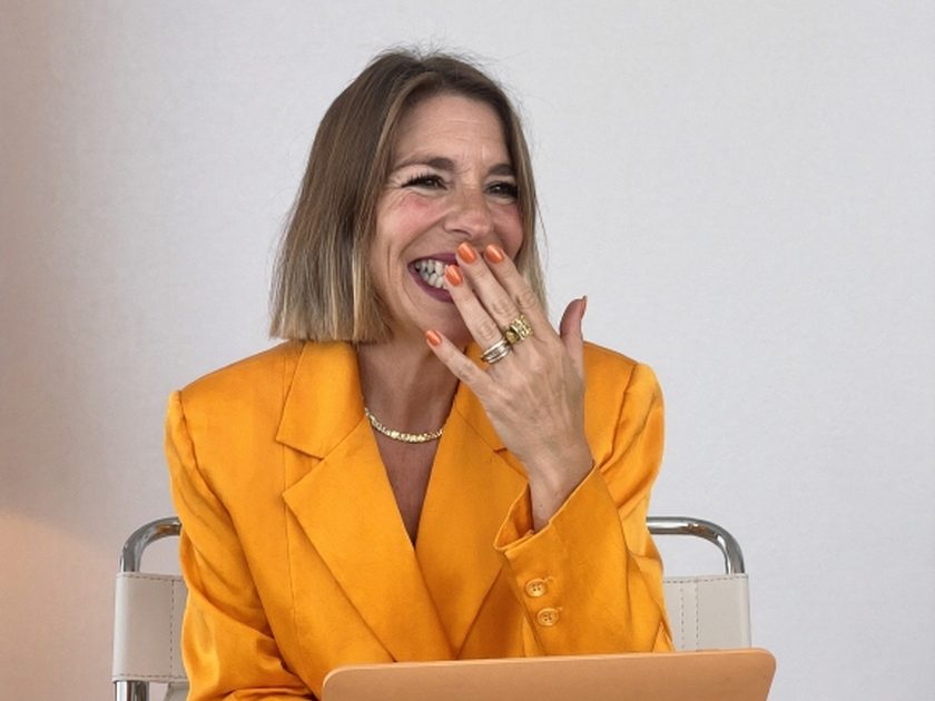 Julieta Bolullo riéndose delante del portátil